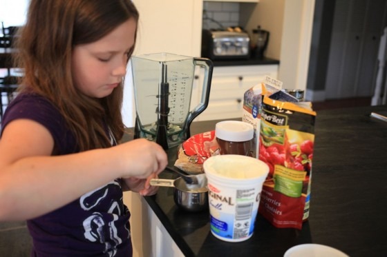 making nutella raspberry smoothie