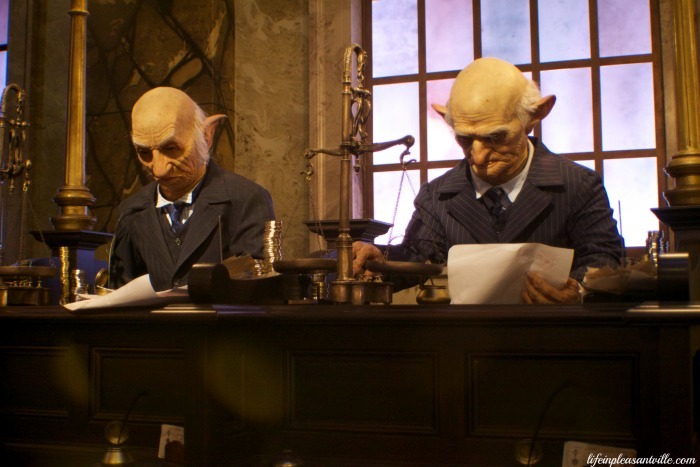 diagon alley universal, Goblins at Gringotts