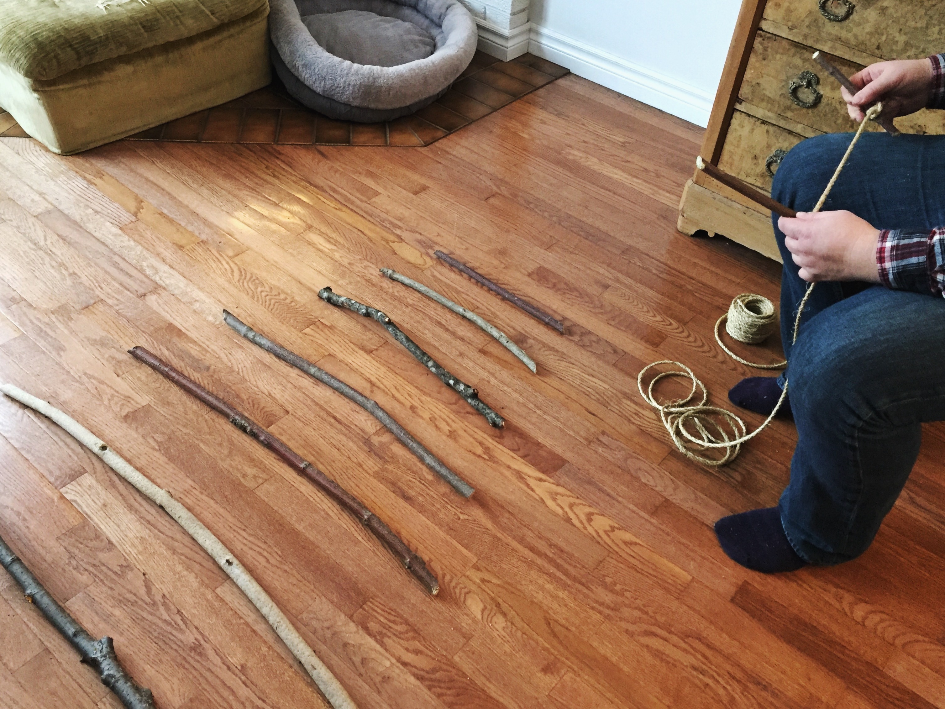 At the intersection of inspiration and exhaustion lies the belief that all things are possible, where we forget our own limitations. I saw a beautiful, do-it-yourself Christmas decoration several weeks ago on Sweet Cabane's Instagram feed and forgot for a moment that I enjoy DIY and crafty things only in theory and in other people's Instagram feeds, because the reality is a f-ing mess. Processed with VSCO with 4 preset