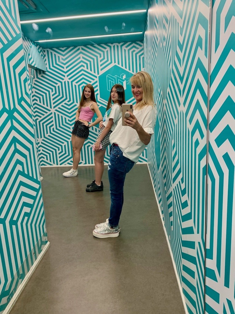 Museum of Illusions Mirror selfie