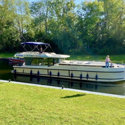 Le Boat House Boat at Bevridges Lock