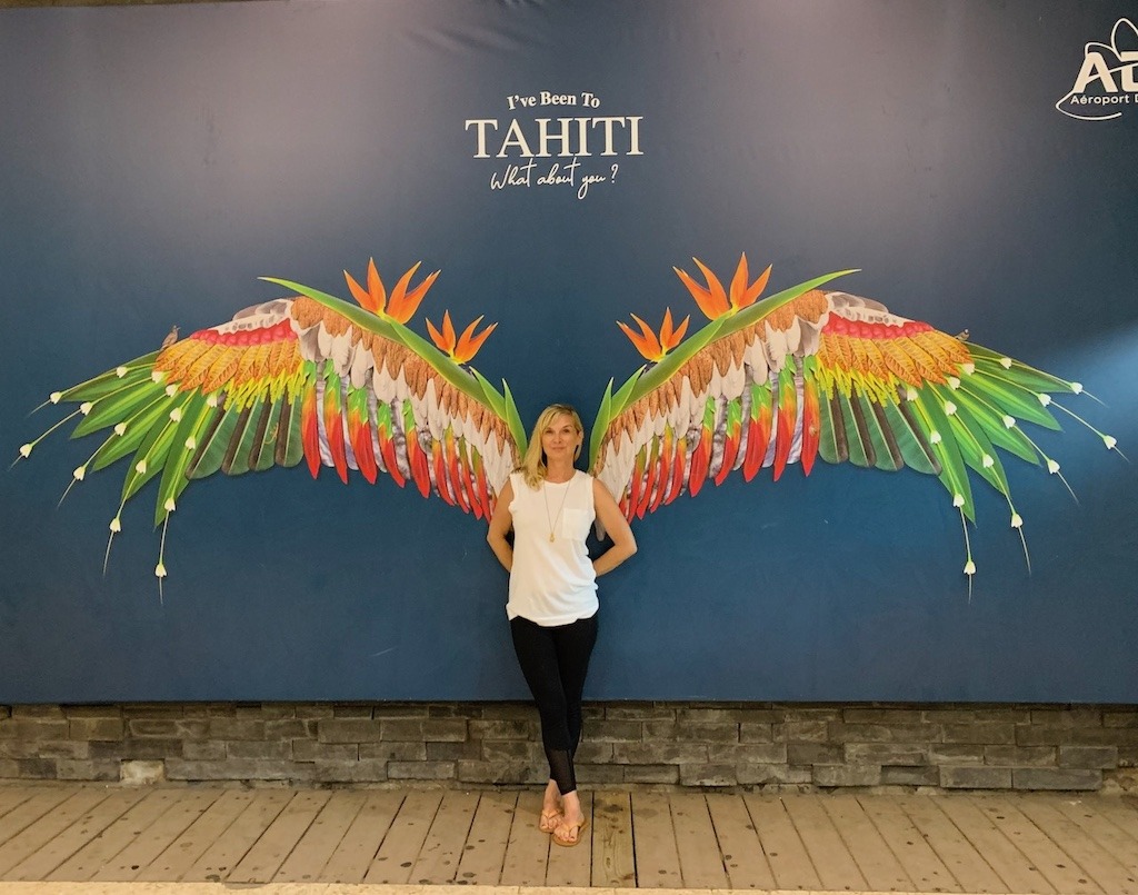 Candace Sampson at Tahiti airport mural - Life in Pleasantville travel blog